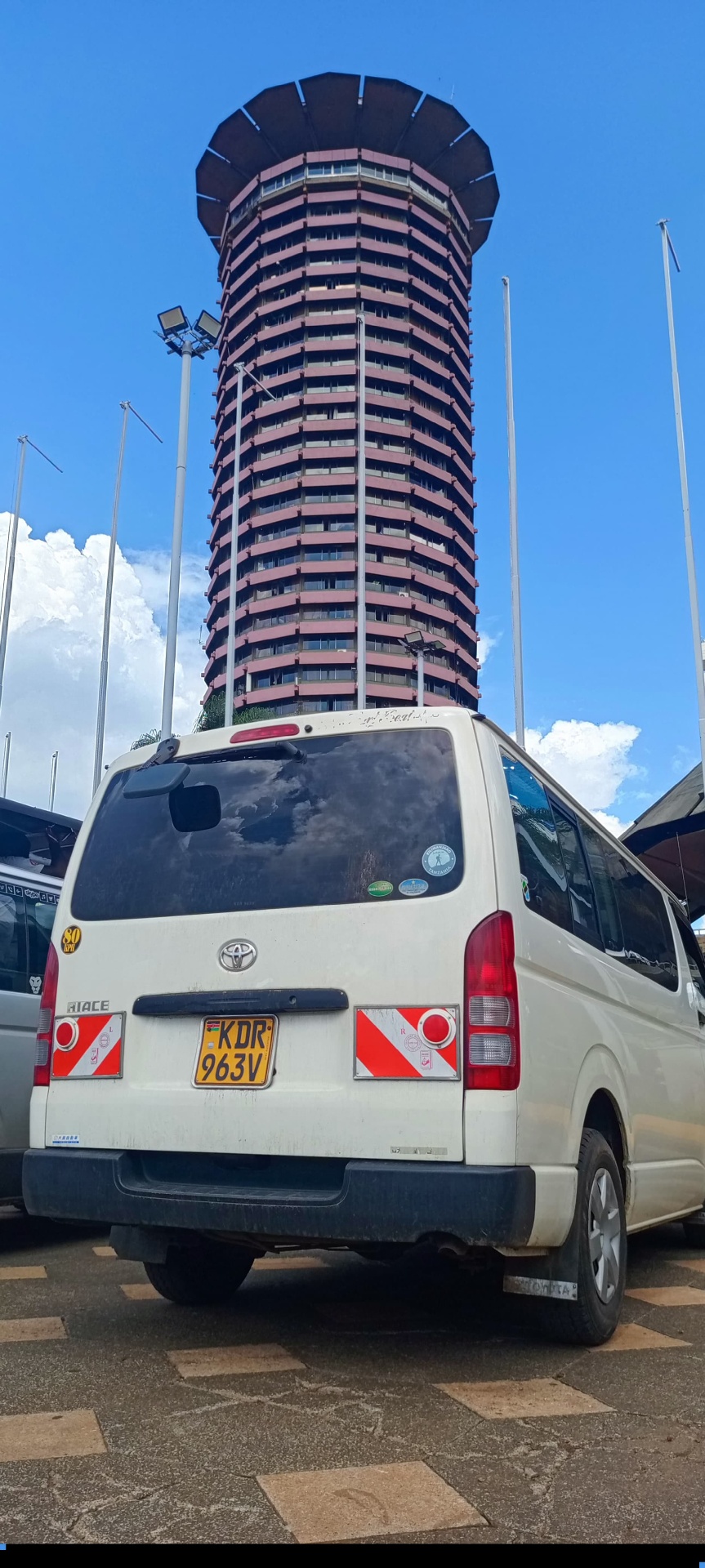Rear of Toyota HiAce with KDR 963V plate
